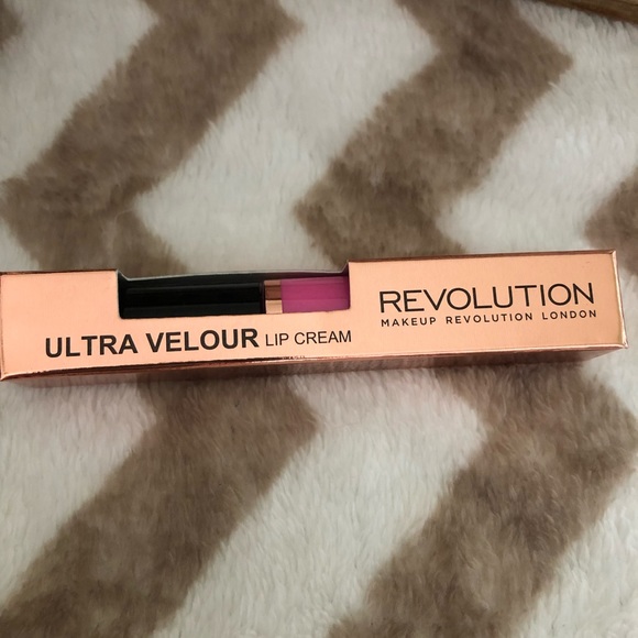 Revolution Ultra Velour Lip Cream - Picture 3 of 6